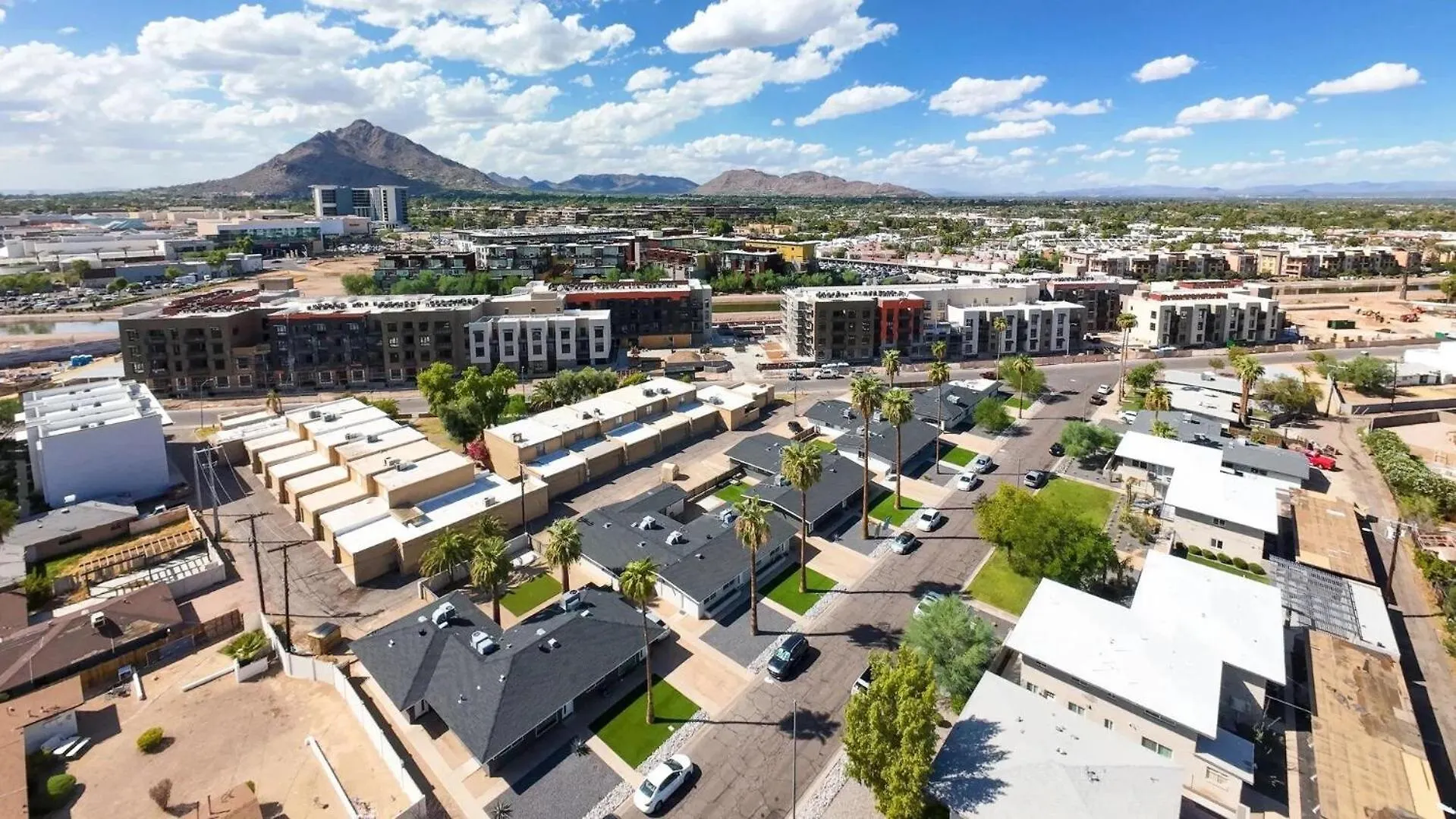 Aura-2 Units-Next To The Entertainment District Villa Scottsdale